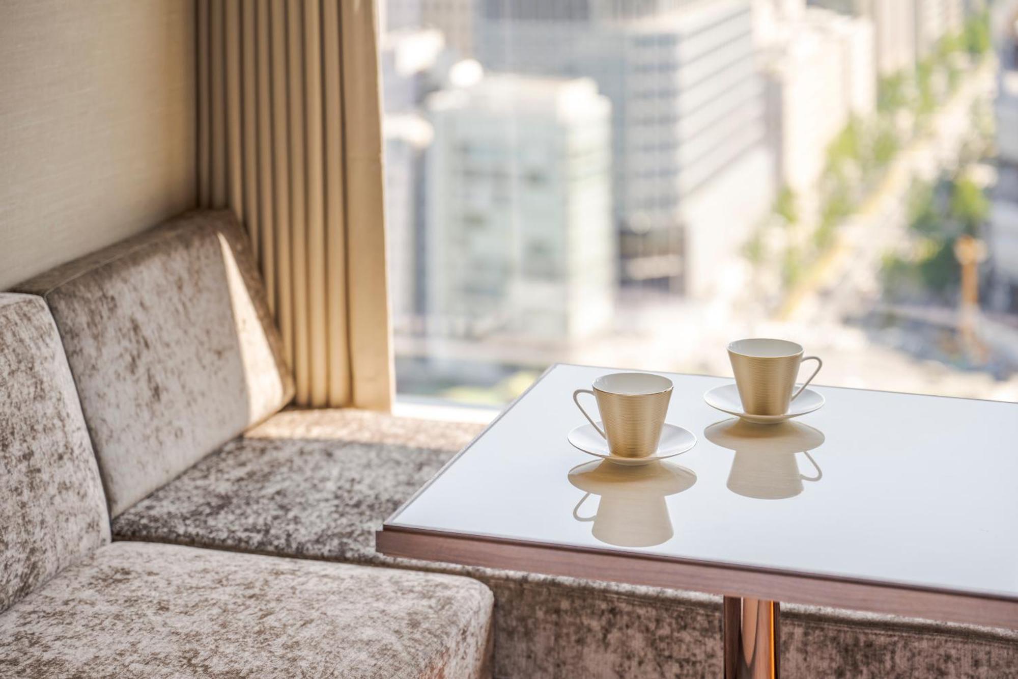 Candeo Hotels Osaka The Tower Room photo A table with a glass top
