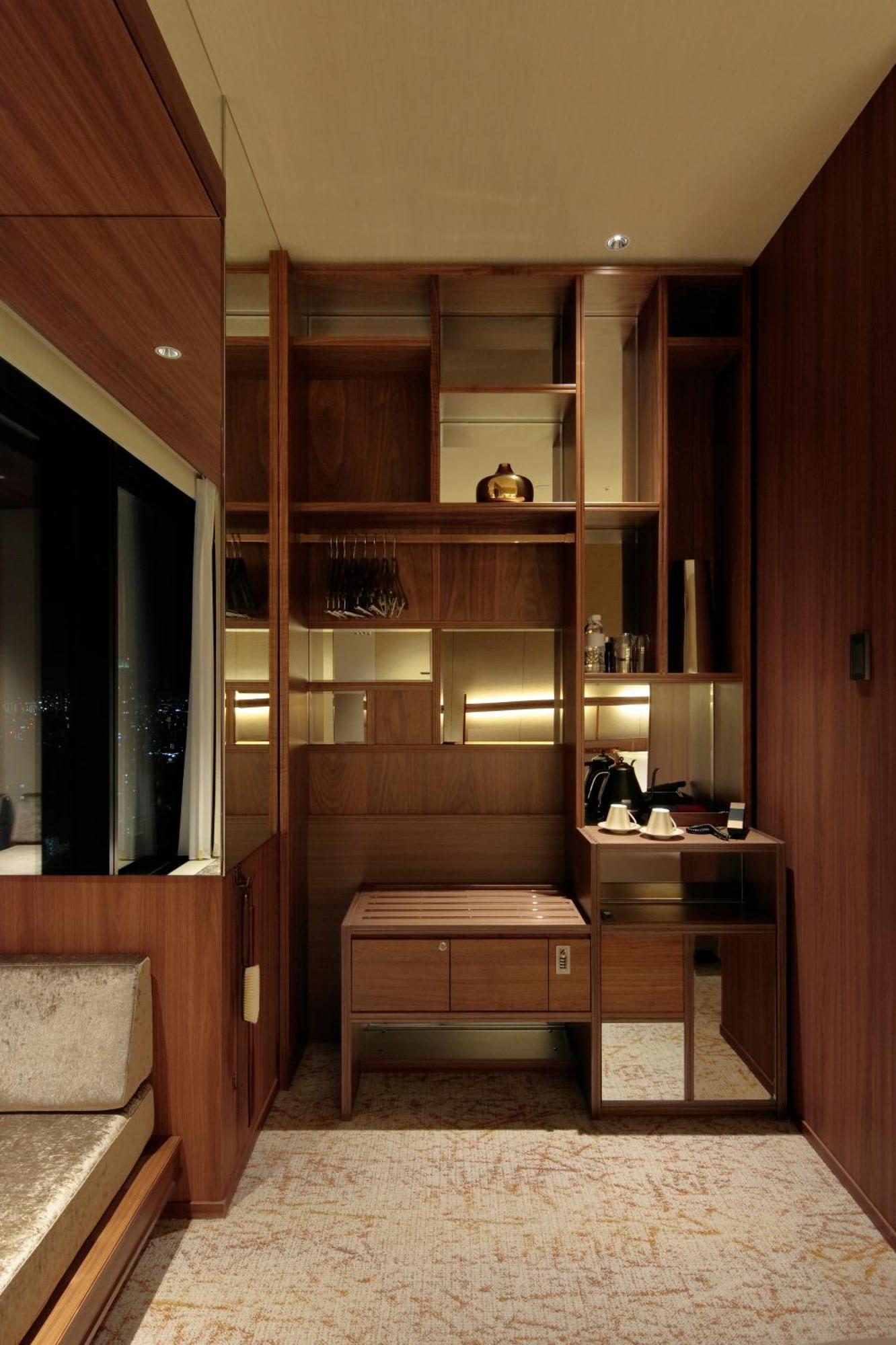 Candeo Hotels Osaka The Tower Room photo A wet bar in a hotel room