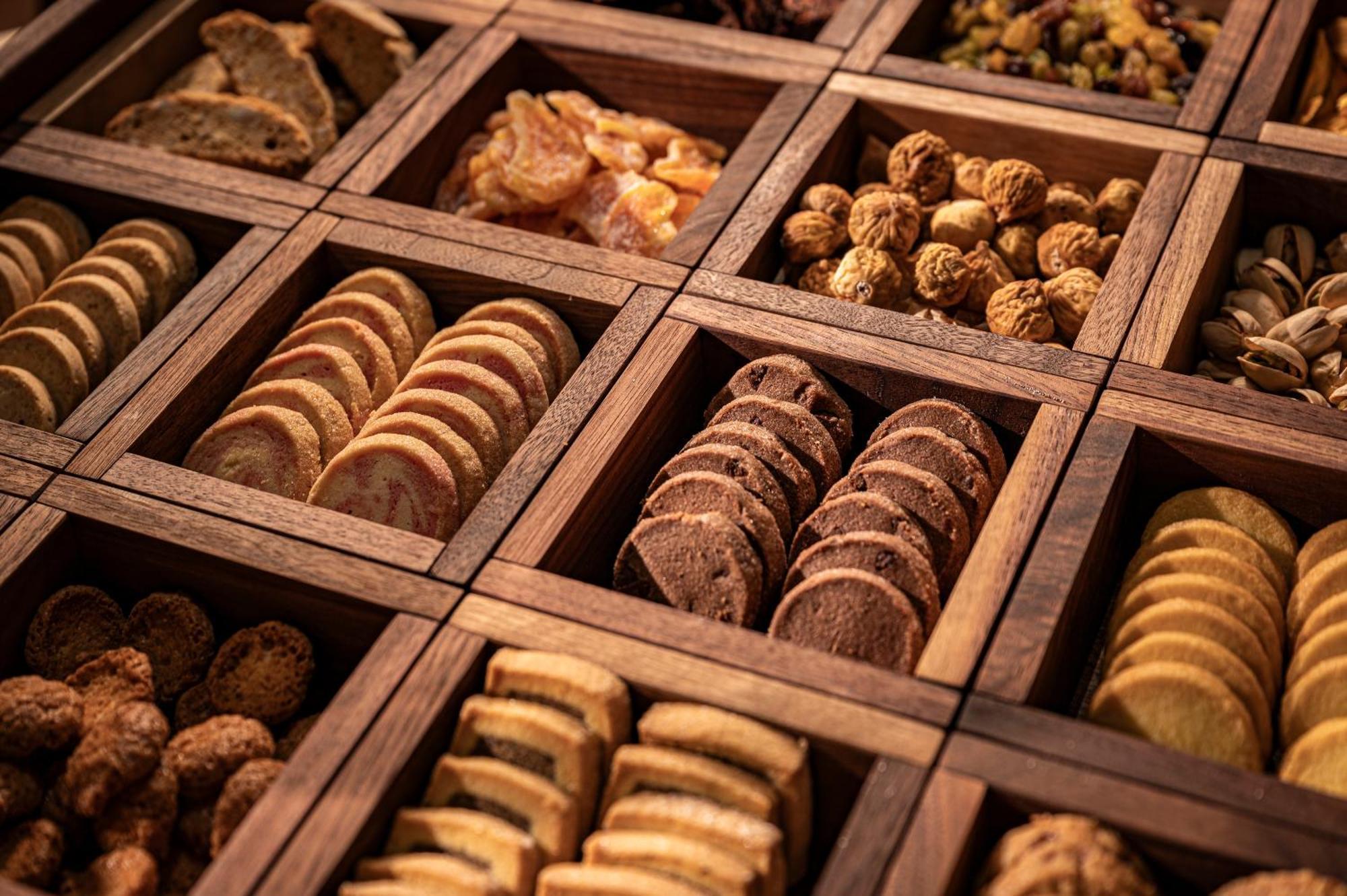 Candeo Hotels Osaka The Tower Exterior photo A selection of biscuits