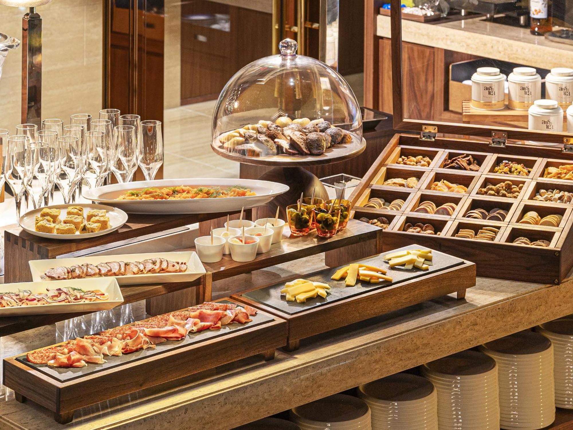 Candeo Hotels Osaka The Tower Exterior photo A buffet at a hotel